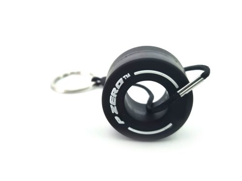 F1 Formula 1 pneumatika – kľúčenka – biela