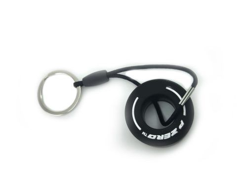 F1 Formula 1 pneumatika – kľúčenka – biela