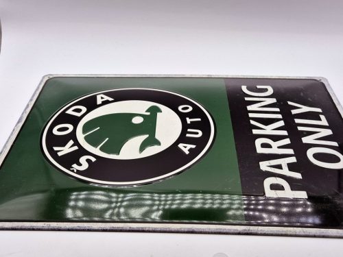 Skoda parking only - kovový plagát  kovová tabuľa (30x40cm)