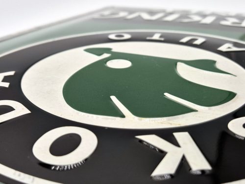 Skoda parking only - kovový plagát  kovová tabuľa (30x40cm)