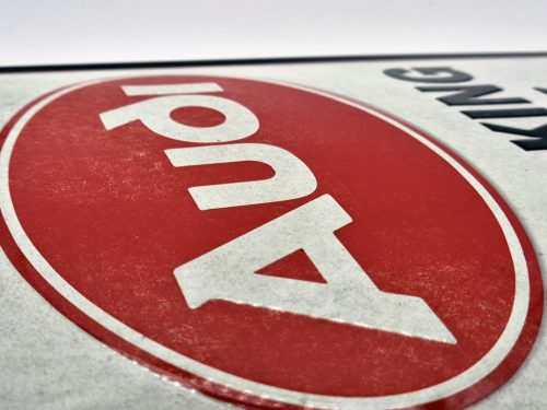 Audi Parking Only - kovový plagát  kovová tabuľa (30x40cm)