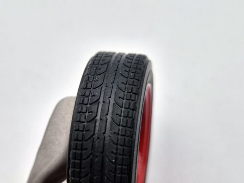 1:18-as AUTOart ráfik kľúčenka - červená