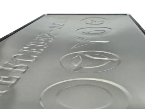 Mercedes-Benz – evolúcia loga – kovová tabuľa (50x25cm)