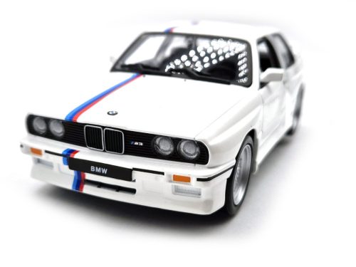 BMW E30 M3 (1988) - biela  - Bburago - 1:24