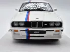 BMW E30 M3 (1988) - biela  - Bburago - 1:24