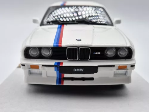 BMW E30 M3 (1988) - biela  - Bburago - 1:24