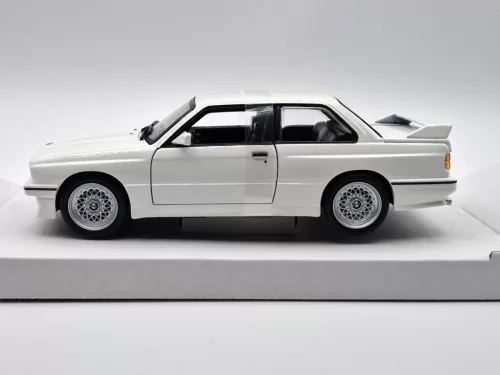 BMW E30 M3 (1988) - biela  - Bburago - 1:24