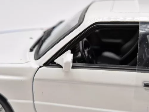 BMW E30 M3 (1988) - biela  - Bburago - 1:24