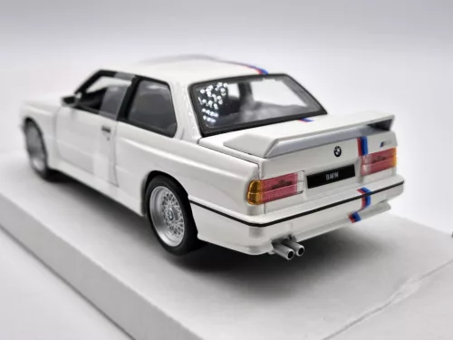 BMW E30 M3 (1988) - biela  - Bburago - 1:24
