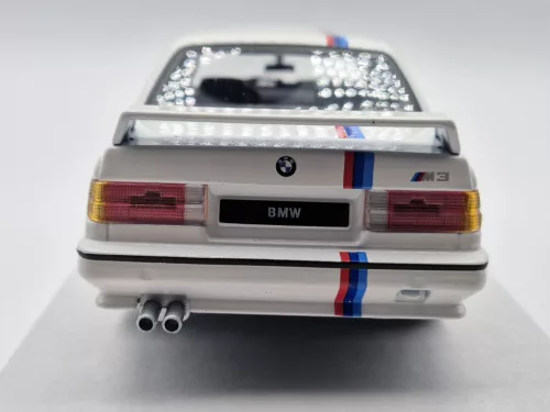 BMW E30 M3 (1988) - biela  - Bburago - 1:24
