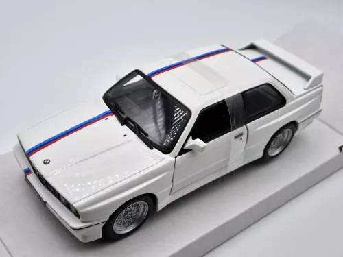 BMW E30 M3 (1988) - biela  - Bburago - 1:24