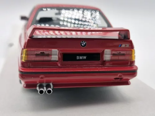 BMW E30 M3 (1988) - červená - Bburago - 1:24