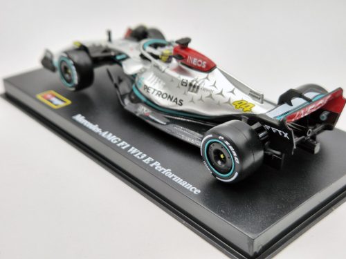 Mercedes - AMG Petronas F1 W13E #44 (2022) - Lewis Hamilton - s postavičkou pilota -  Bburago - 1:43