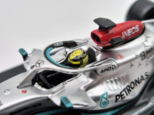 Mercedes - AMG Petronas F1 W13E #44 (2022) - Lewis Hamilton - s postavičkou pilota -  Bburago - 1:43