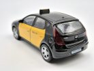 Hyundai i30 - barcelonské taxi -  Edicola - 1:38