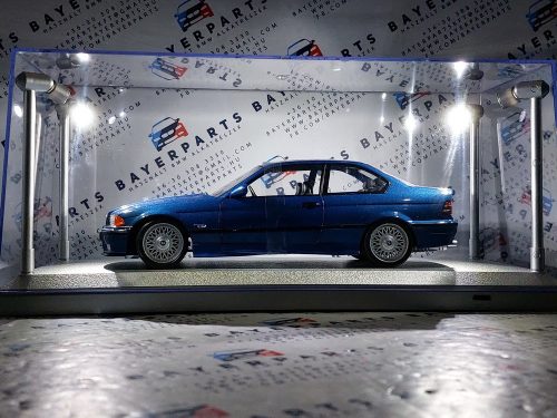 Vitrína pre model auta v mierke 1:18 - s LED osvetlením