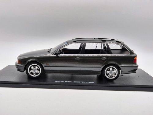 BMW E39 540i touring (1997) - sivá -  KK Scale - 1:18