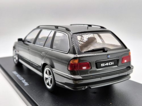 BMW E39 540i touring (1997) - sivá -  KK Scale - 1:18