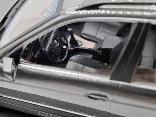 BMW E39 540i touring (1997) - sivá -  KK Scale - 1:18