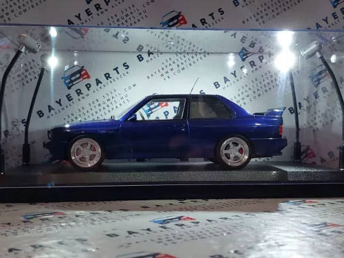 Vitrína pre model auta v mierke 1:18 - s LED osvetlením - čierny podstavec