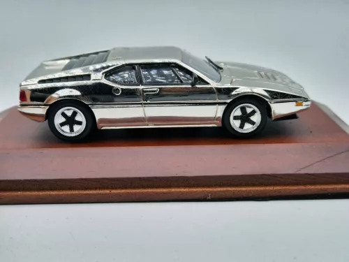BMW M1 - chróm -  Edicola - 1:43