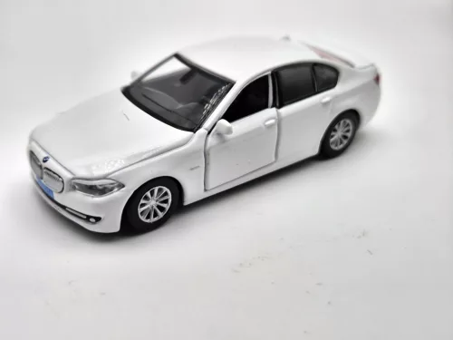 BMW F10 - biela -  Tiny Toys - 1:64