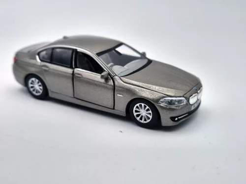 BMW F10 - zlaté -  Tiny Toys - 1:64