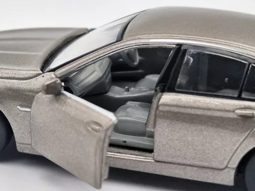 BMW F10 - zlaté -  Tiny Toys - 1:64