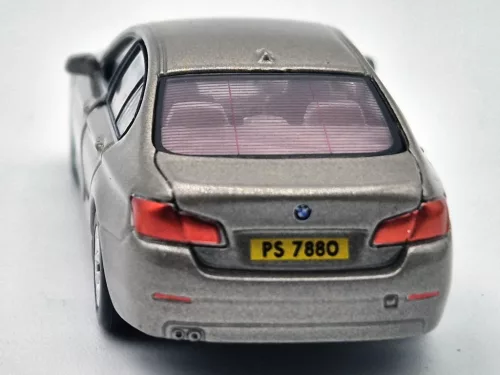 BMW F10 - zlaté -  Tiny Toys - 1:64
