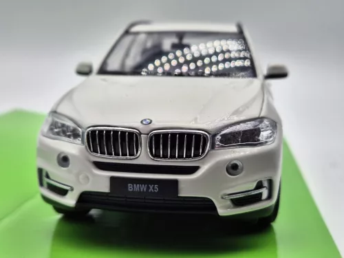 BMW X5 (2015) - biela -  Welly - 1:24