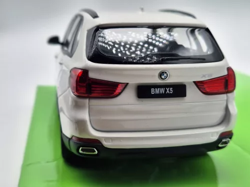BMW X5 (2015) - biela -  Welly - 1:24