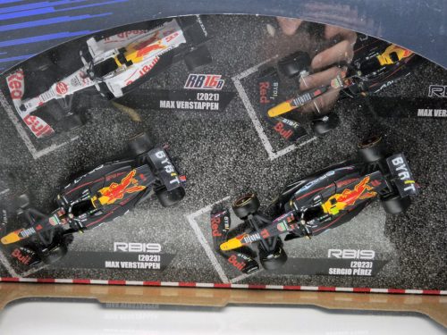 Red Bull set F1 modelov áut - 2023 RB19 Max Verstappen - 2023 RB19 Sergio Perez (Miami) - 2022 RB18 Max Verstappen - 2021 RB16B Max Verstappen (Turkish GP) -  Bburago -1:43