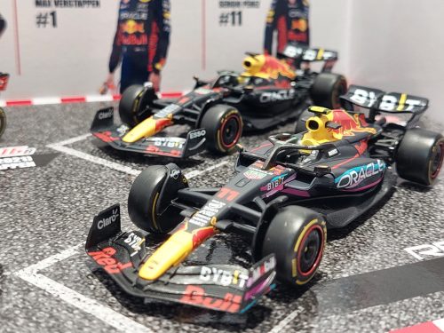 Red Bull set F1 modelov áut - 2023 RB19 Max Verstappen - 2023 RB19 Sergio Perez (Miami) - 2022 RB18 Max Verstappen - 2021 RB16B Max Verstappen (Turkish GP) -  Bburago -1:43