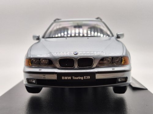 BMW E39 Touring (1998) - strieborná -  Triple9 - 1:18