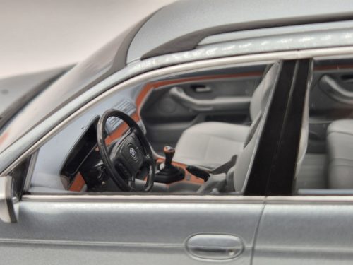 BMW E39 Touring (1998) - strieborná -  Triple9 - 1:18