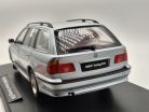 BMW E39 Touring (1998) - strieborná -  Triple9 - 1:18
