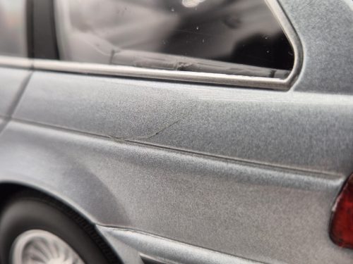 BMW E39 Touring (1998) - strieborná -  Triple9 - 1:18