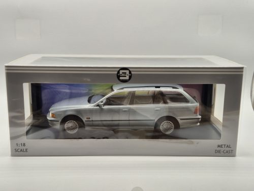 BMW E39 Touring (1998) - strieborná -  Triple9 - 1:18