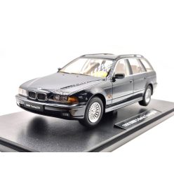 BMW E39 Touring (1998) - zelená -  Triple9 - 1:18