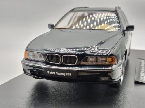 BMW E39 Touring (1998) - zelená -  Triple9 - 1:18