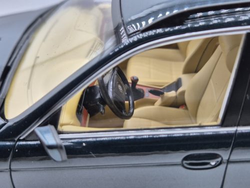 BMW E39 Touring (1998) - zelená -  Triple9 - 1:18