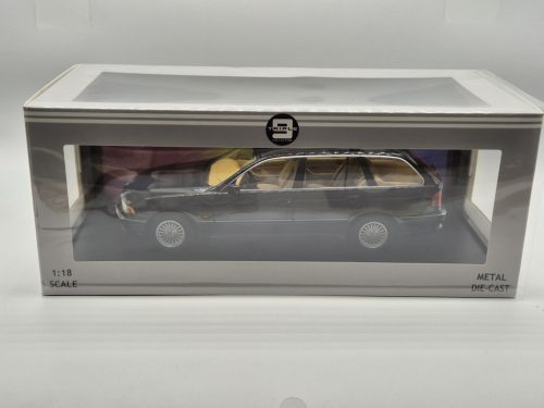 BMW E39 Touring (1998) - zelená -  Triple9 - 1:18