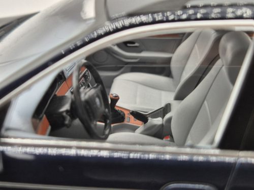 BMW E39 Touring (1998) - modrá -  Triple9 - 1:18