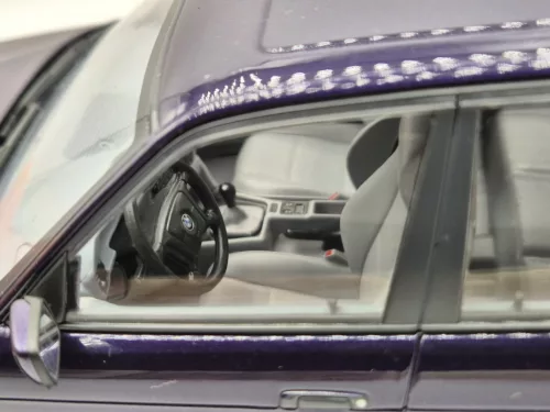 BMW E34 Touring (1996) - fialové -  Triple9 - 1:18