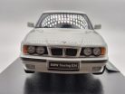 BMW E34 Touring (1996) - biela -  Triple9 - 1:18