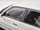 BMW E34 Touring (1996) - biela -  Triple9 - 1:18
