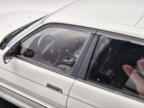 BMW E34 Touring (1996) - biela -  Triple9 - 1:18