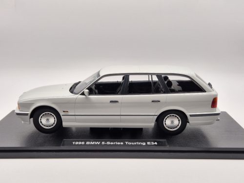 BMW E34 Touring (1996) - biela -  Triple9 - 1:18