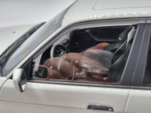 BMW E34 Touring (1996) - biela -  Triple9 - 1:18