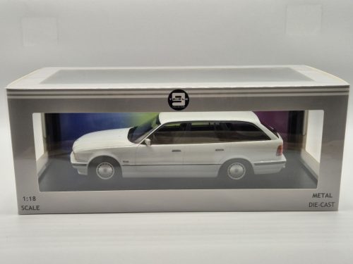 BMW E34 Touring (1996) - biela -  Triple9 - 1:18